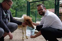 Mathias Teuber und Sebastian Gemkow mit Charly