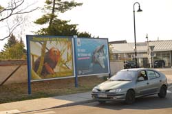 Plakatwand am Kreisverkehr