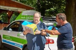 DJ Hagen erhält von Silvio Zschage zur bleibenden Erinnerung an diesen Nachmittag ein DAB+ Radio. Er hatte den MDR SACHSEN-Moderator nach Eilenburg eingeladen.