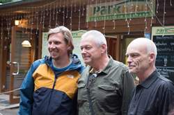 Stefan Teuber steht im Mittelpunkt.