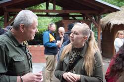 Bisheriger Leiter und neue Leiterin.