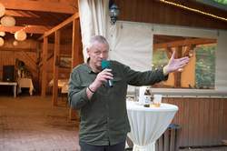 Stefan Teuber am Mikrofon.