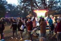 Besucher beim Karussell